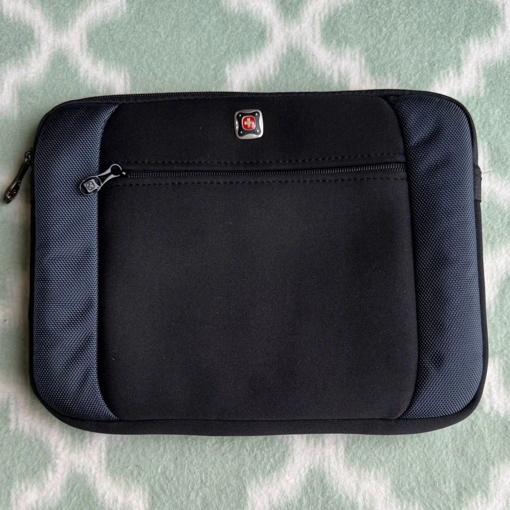 SwissGear Lunar Black and Gray tablet Sleeve case with zipper